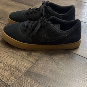 Nike Boys Black Sneakers with Brown Sole